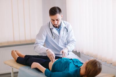 врач осматривает девушку