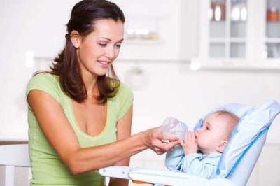 грудничок пьет из бутылочки воду