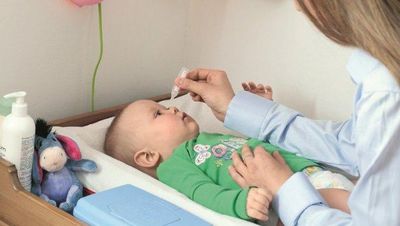 Правила применения глазных капель для грудничков