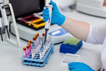 врач исследует кровь