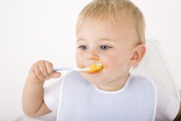 маленький ребенок кушает