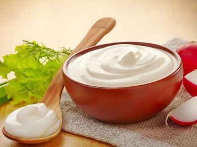 лечить грибок на ногах в домашних условиях поможет сметана