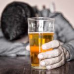 Употребляющим лекарство в одно время с алкоголем