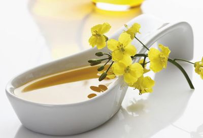 Керамическая ложка с маслом рапса